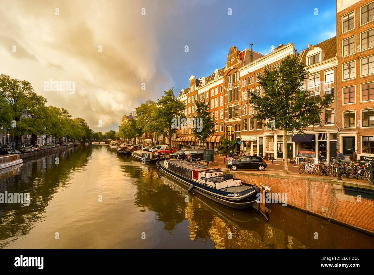 Une tempête automne approches cloud l'un des canaux intérieurs remplis de péniches dans le cercle intérieur historique Centre d'Amsterdam. Banque D'Images