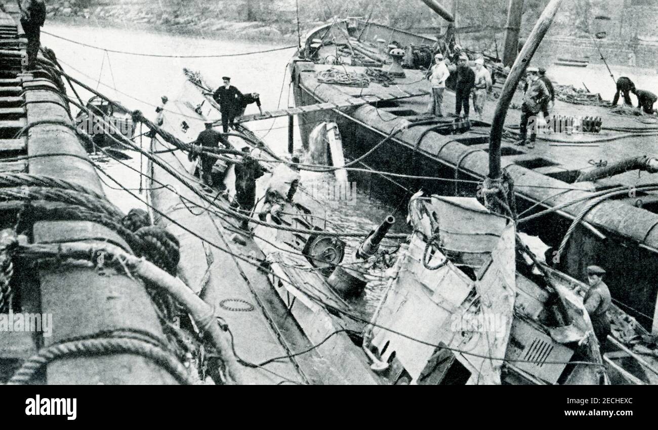 Cette photo de la première Guerre mondiale montre un sous-marin allemand coulé par des bombes de profondeur soulevées à la surface entre des pontons. Banque D'Images