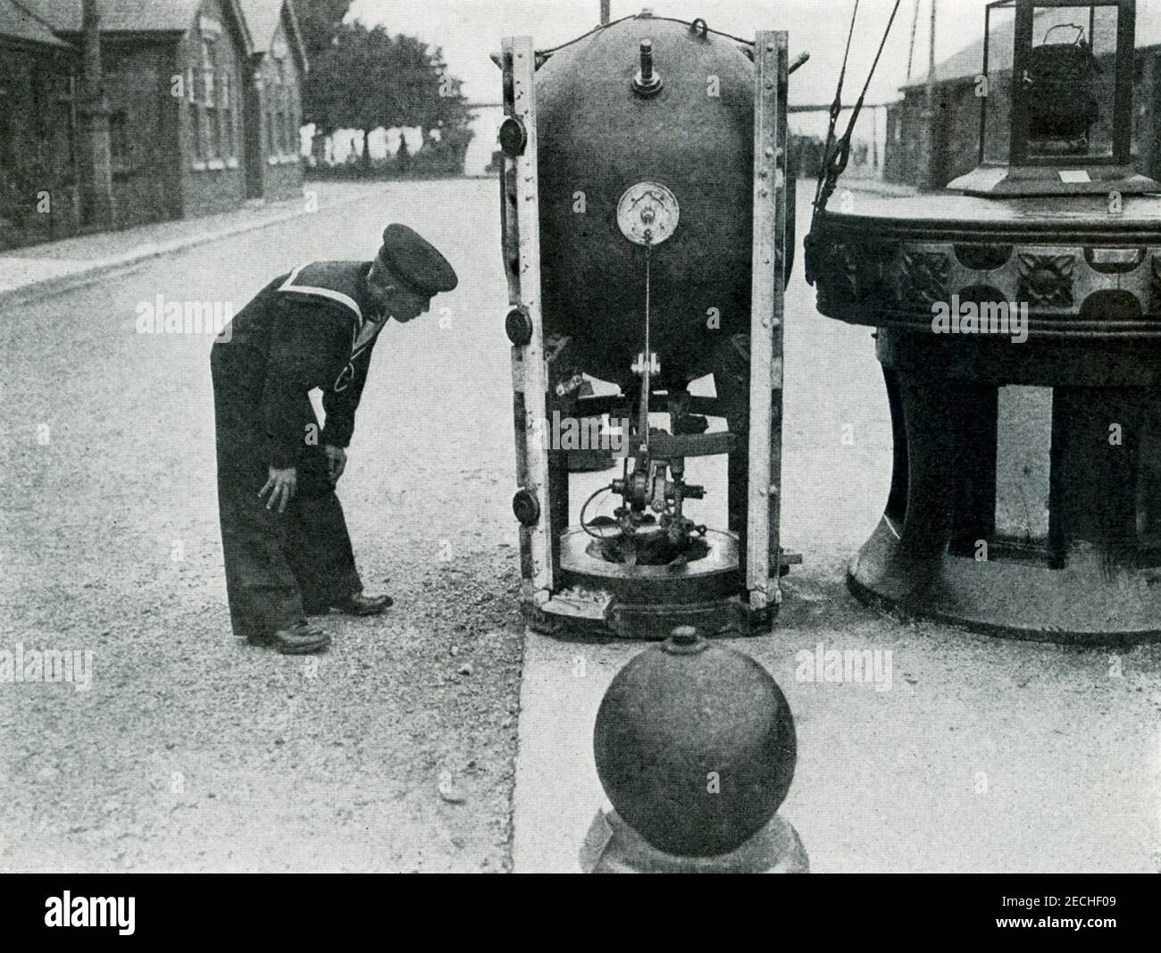 Cette photo de la première Guerre mondiale montre une mine d'un sous-marin capturé qui est devenu un souvenir à Shotly Barracks en Angleterre. Devant elle se trouve une bombe non explosée déposée d'un Zeppelin au début de la guerre. Banque D'Images