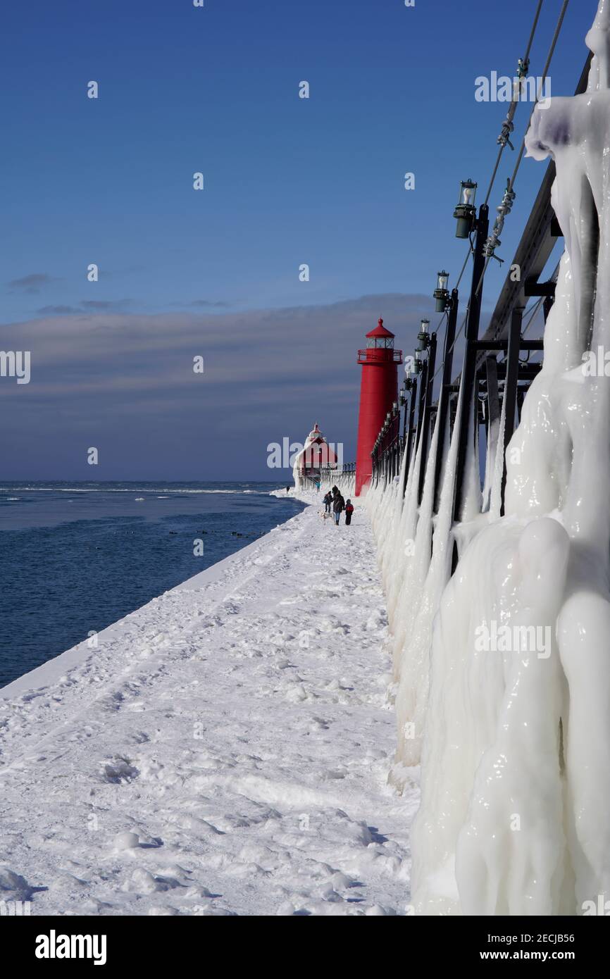 Grand Haven, Michigan, février 2021, Grand Haven South Pier Head Inner Light, Winter, Snow et ICES Banque D'Images