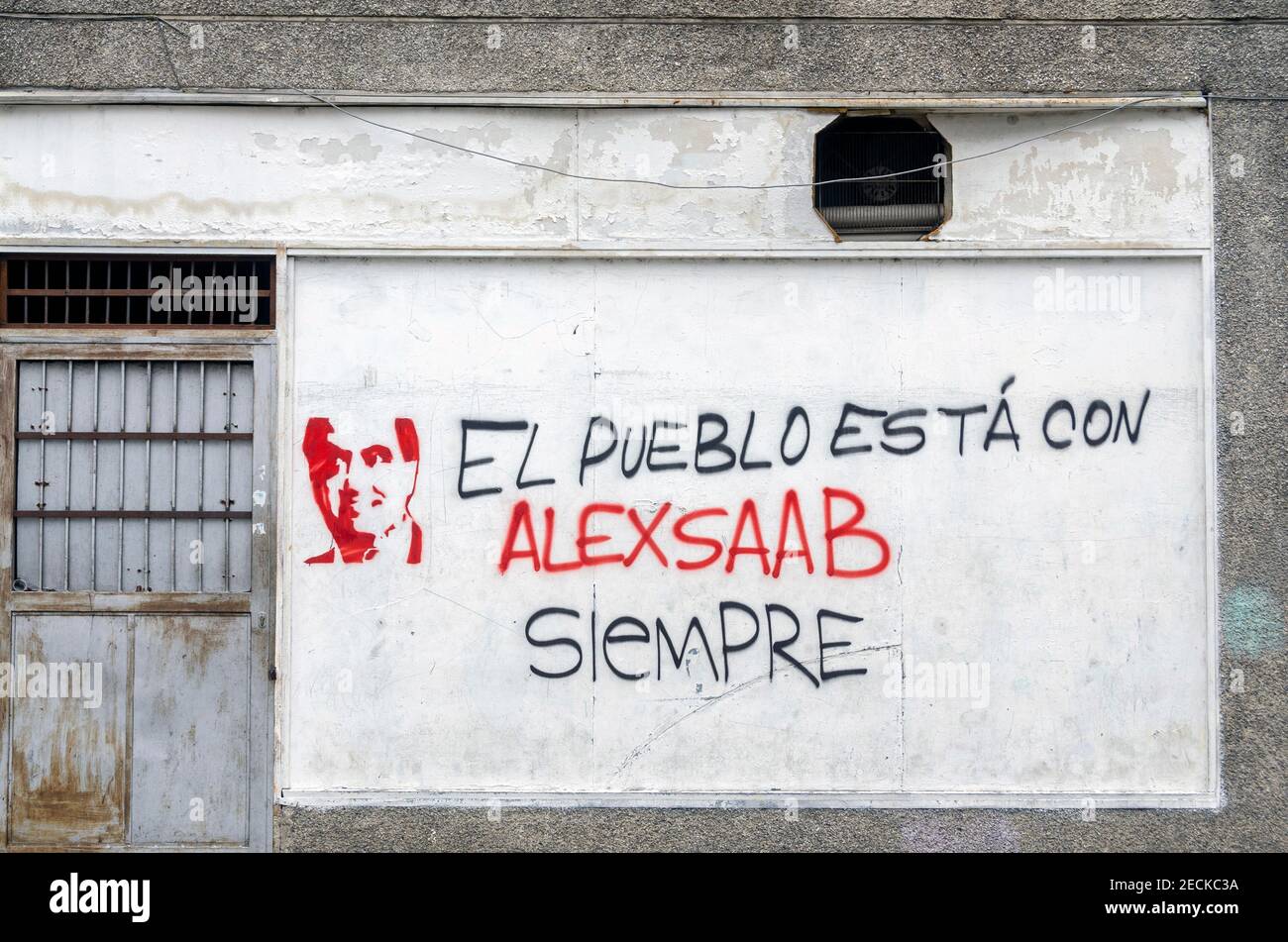 Différents graffitis dans les principales avenues de Caracas, demandant la libération d'Alex Saab, avec le hashtag #Freealexsaab. Également des affiches indiquant que h Banque D'Images