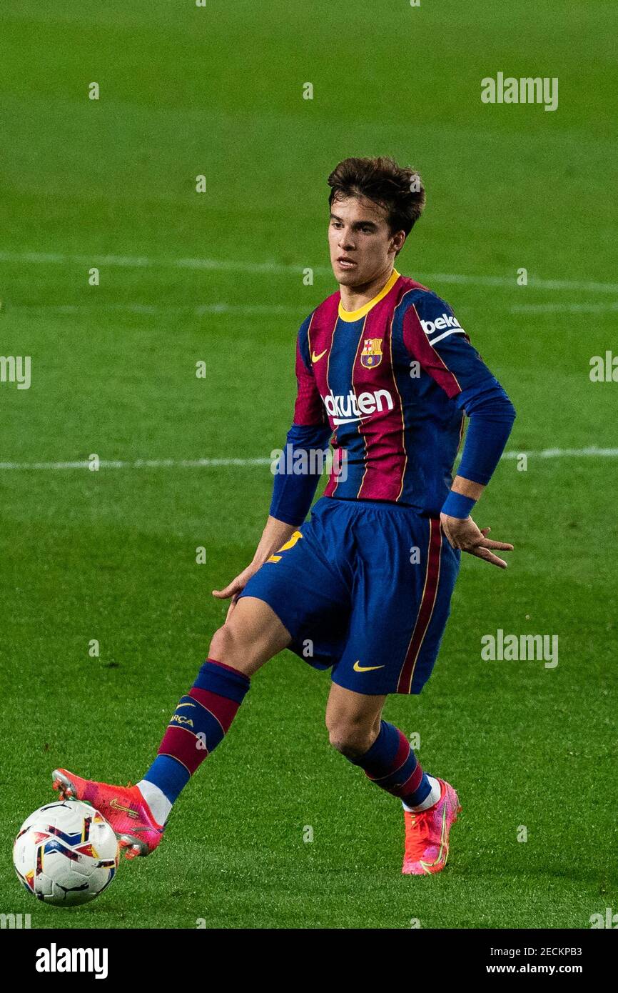 Barcelone. 13 février 2021. Le Riqui Puig de Barcelone participe à un match de la ligue espagnole de football entre le FC Barcelone et le Deportivo Alaves à Barcelone, Espagne, le 13 février 2021. Crédit : Joan Gosa/Xinhua/Alay Live News Banque D'Images