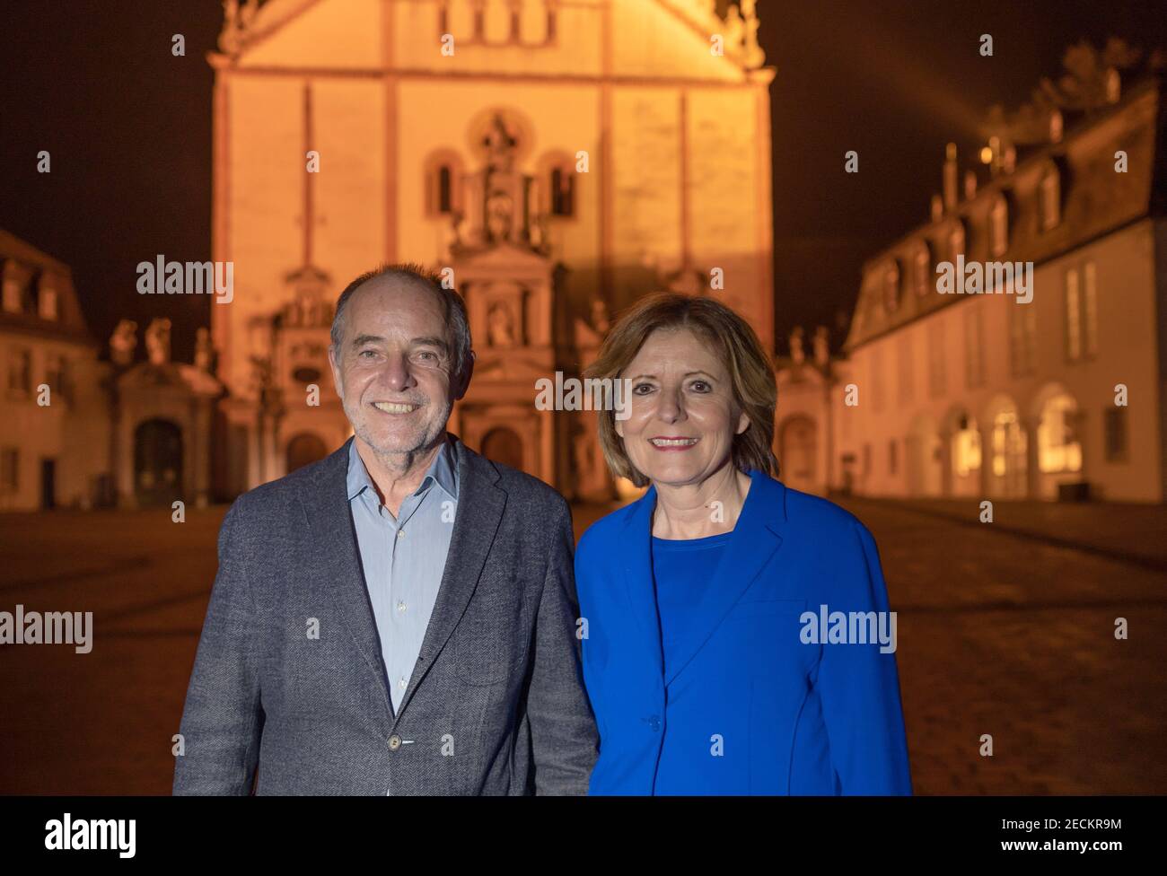 Trèves, Allemagne. 05 février 2021. Le Premier ministre de Rhénanie-Palatinat, Malu Dreyer (SPD), et son mari, Klaus Jensen, marchent le soir à l'abbaye de Saint-Matthias. (Au texte de dpa: Corona a également 'totalement changé' la vie de Malu Dreyer). Credit: Harald Tittel/dpa/Alay Live News Banque D'Images