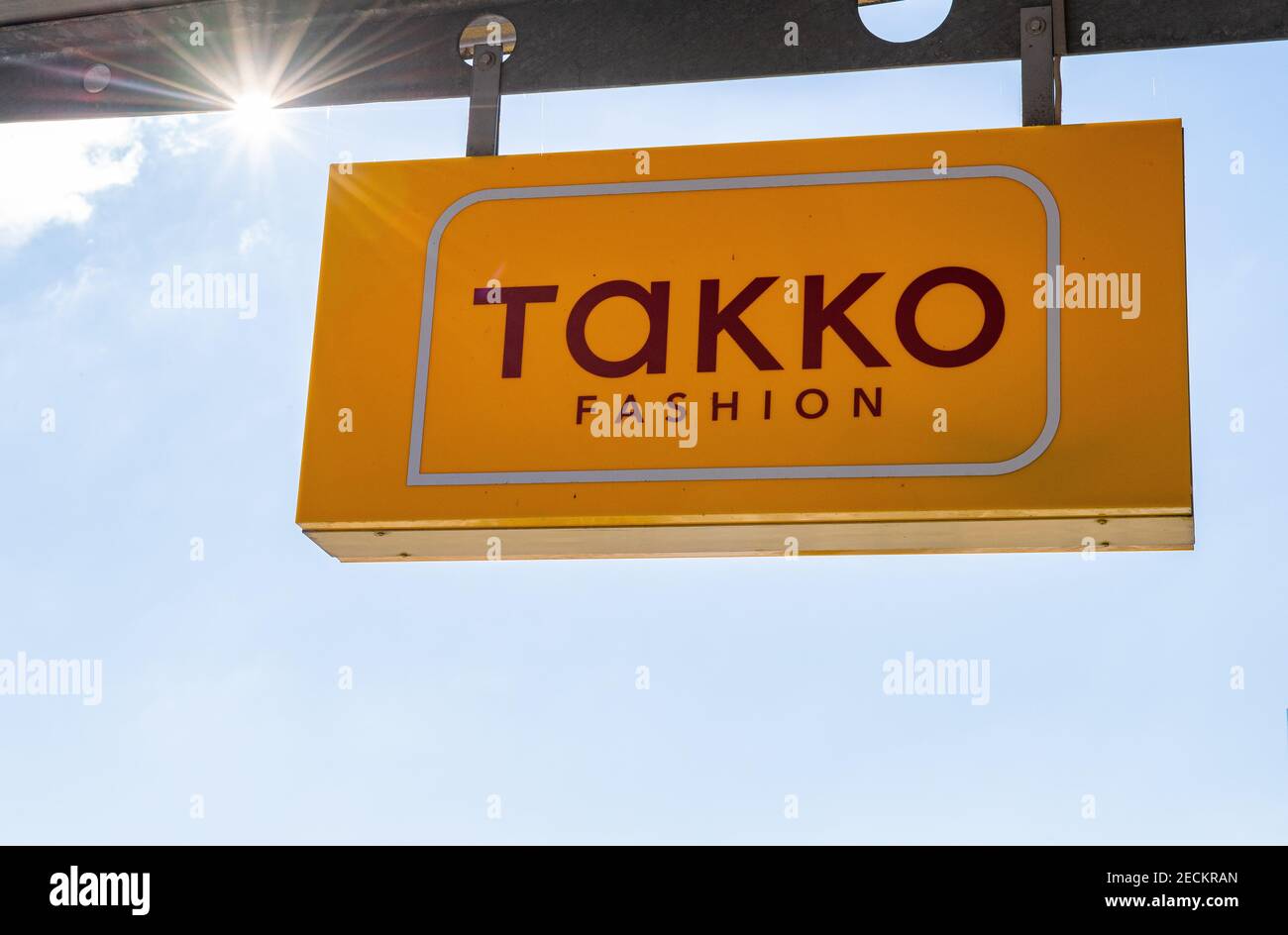 Telgte, Allemagne. 12 février 2021. Le soleil brille derrière le logo Takko dans un magasin de mode Takko à Telgte. Takko ModeMarkt GmbH & Co. KG est un centre d'escompteur textile fondé en 1982 et basé à Telgte, en Rhénanie-du-Nord-Westphalie. Credit: Guido Kirchner/dpa/Alay Live News Banque D'Images