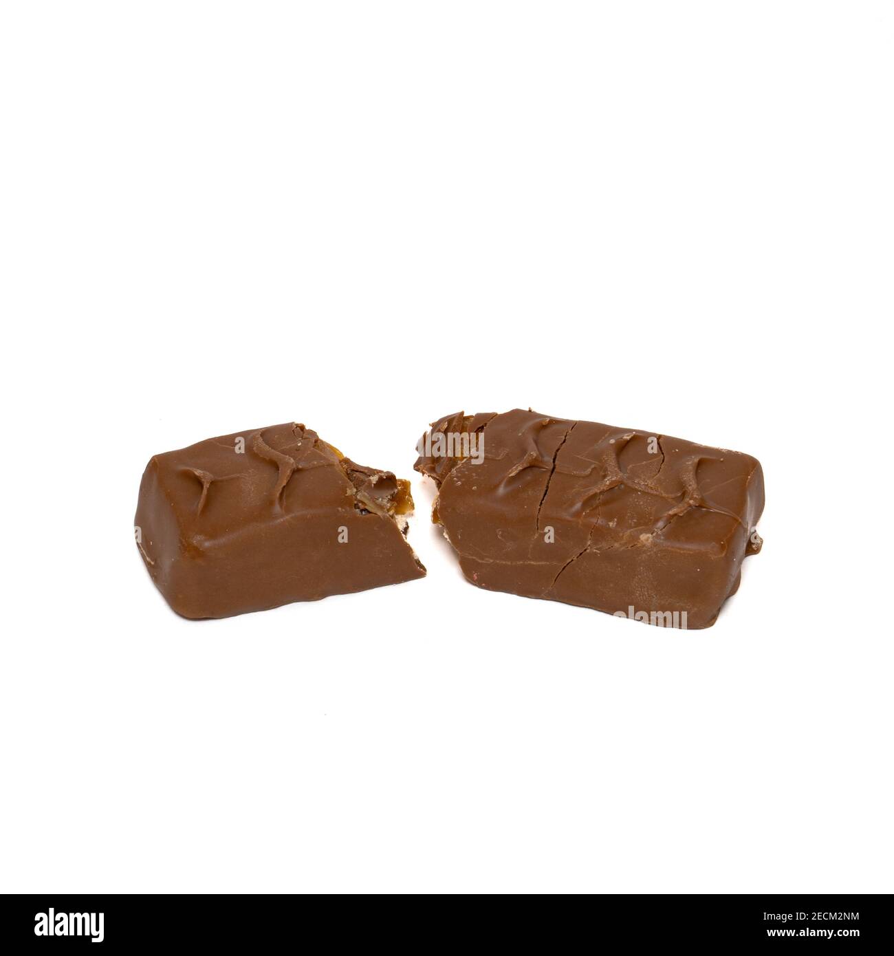 Savoureuse barre de chocolat divisée en deux morceaux isolés sur fond blanc. Délicieux caramel crème et arachides à l'intérieur Banque D'Images