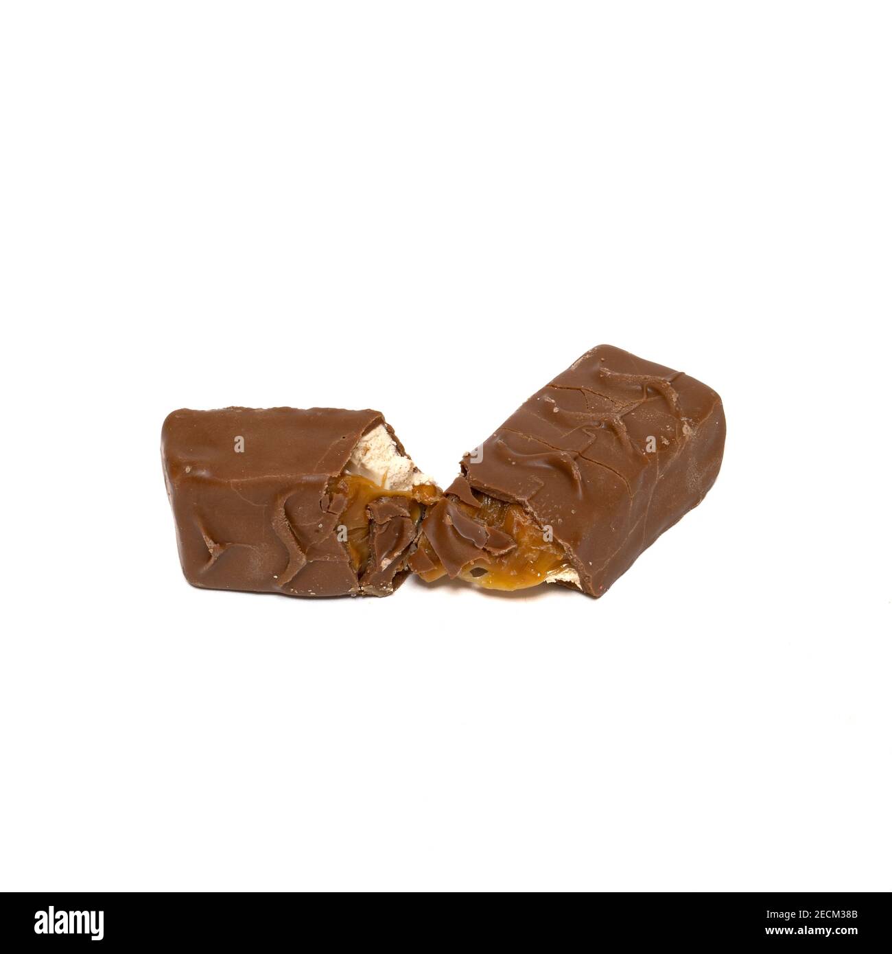 Savoureuse barre de chocolat isolée sur fond blanc. Délicieux caramel crème et arachides à l'intérieur Banque D'Images