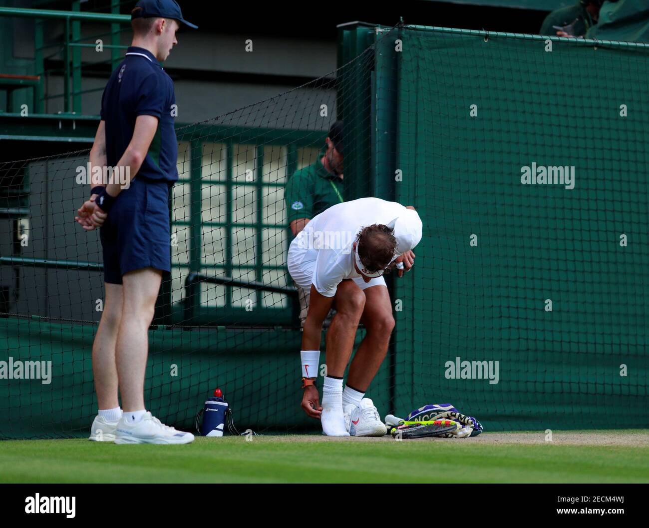 Tennis - Wimbledon - All England Lawn tennis and Croquet Club, Londres,  Grande-Bretagne - 11 juillet 2018 Rafael Nadal d'Espagne prend ses  chaussures lors de son quart de finale match contre Juan