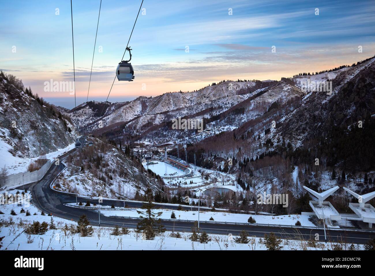 Téléphérique avec funiculaire dans les montagnes d'hiver à proximité de l'arène Medeo Skate au lever du soleil à Almaty, Kazakhstan Banque D'Images