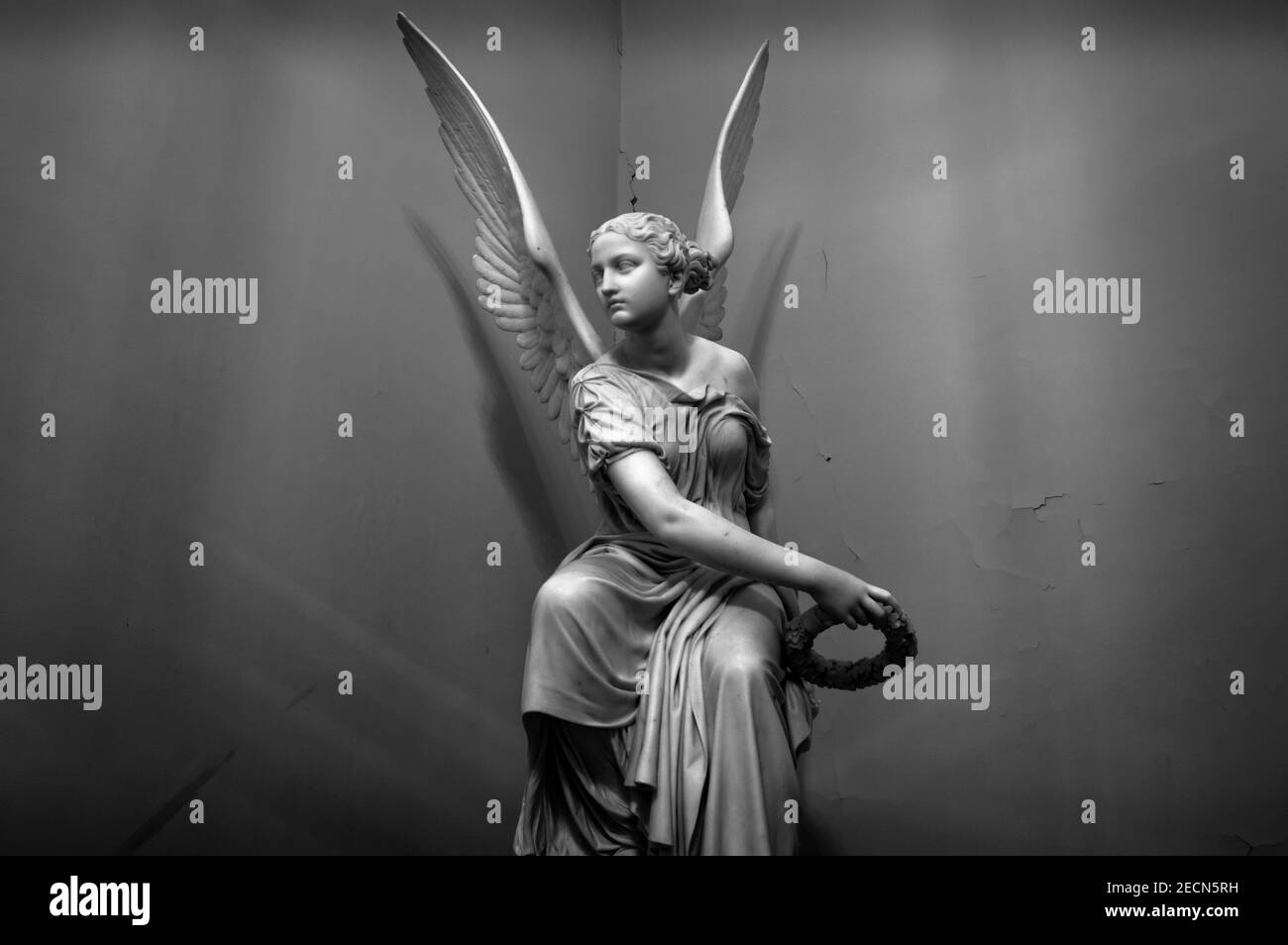 Musée de l'Ermitage. Ancienne statue en marbre d'un ange avec couronne. Noir et blanc Banque D'Images