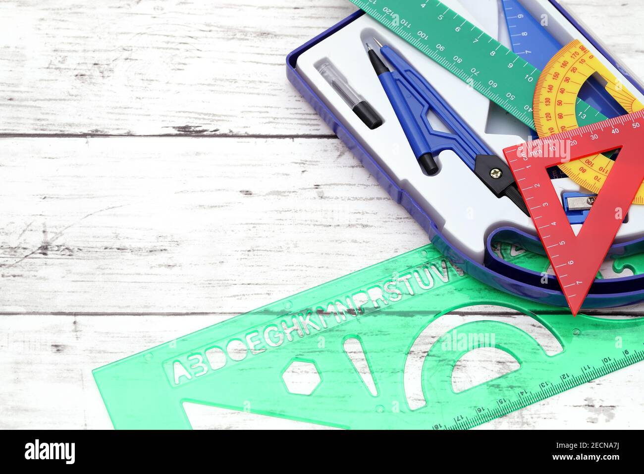 Fournitures scolaires sur une table en bois blanc Banque D'Images