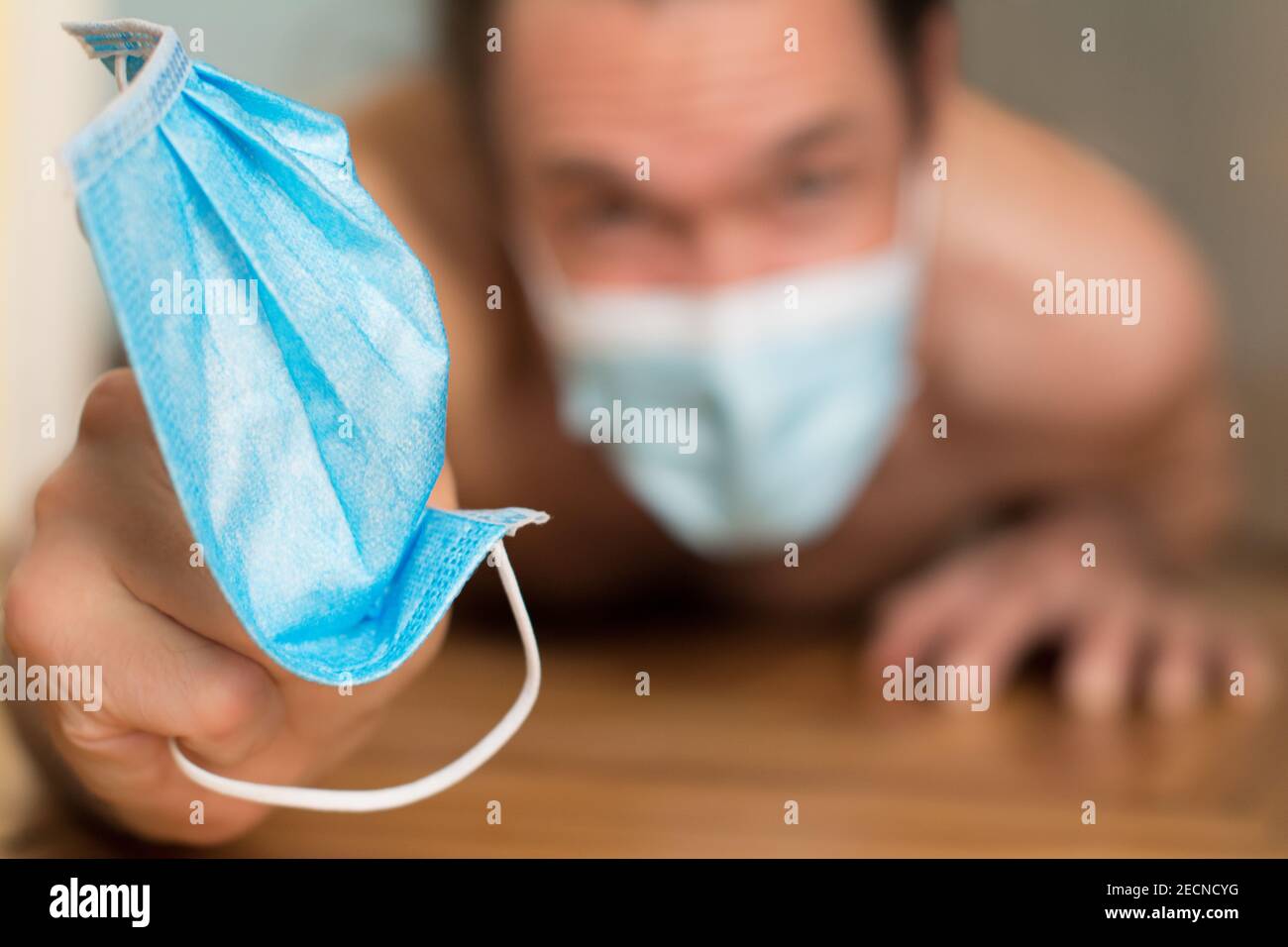 Il a fait un dernier effort pour vous fournir un équipement de protection individuelle (EPI). Les masques médicaux sont désespérément en manque... Banque D'Images