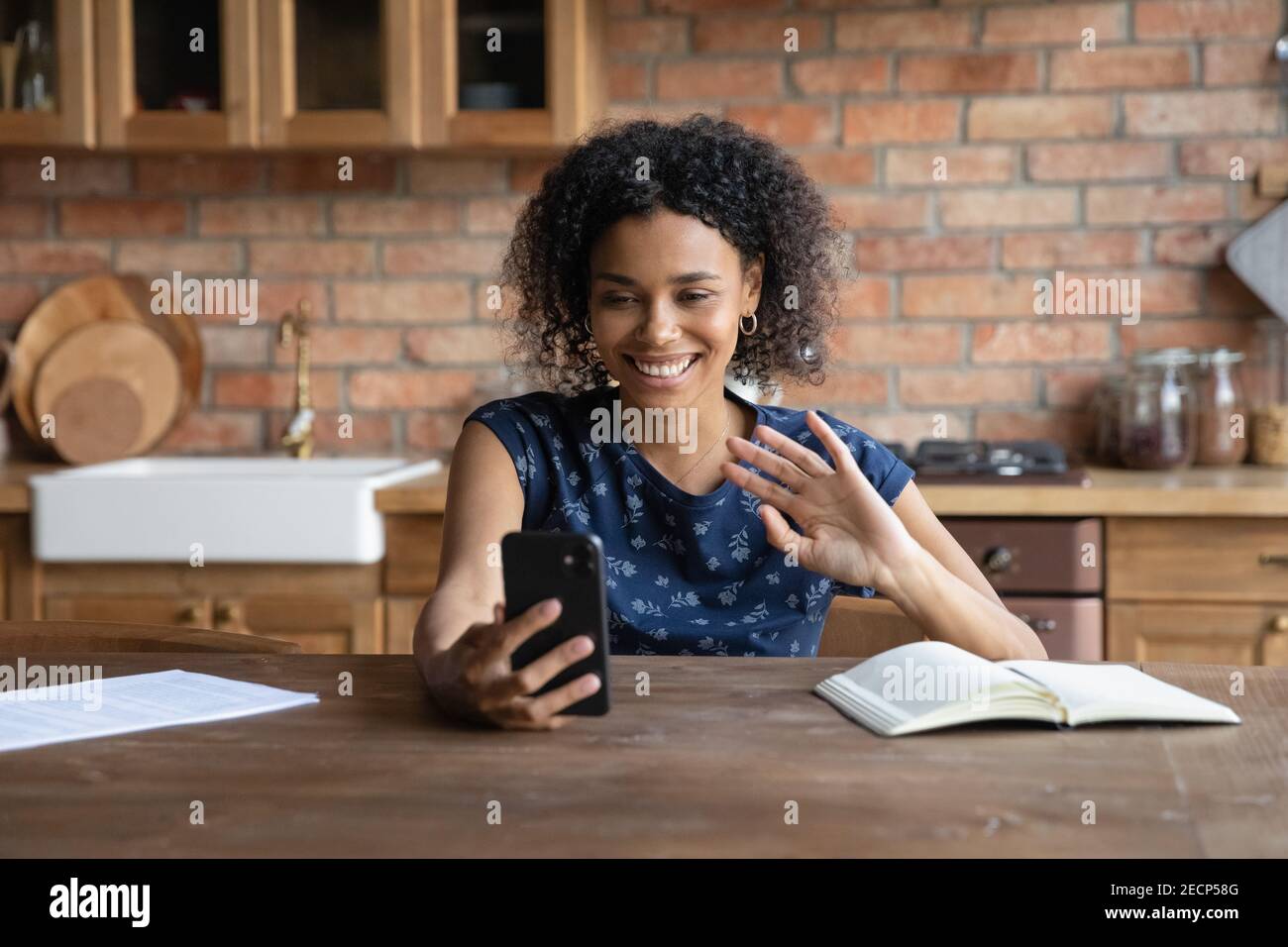 Gros plan femme afro-américaine souriante effectuant un appel vidéo Banque D'Images