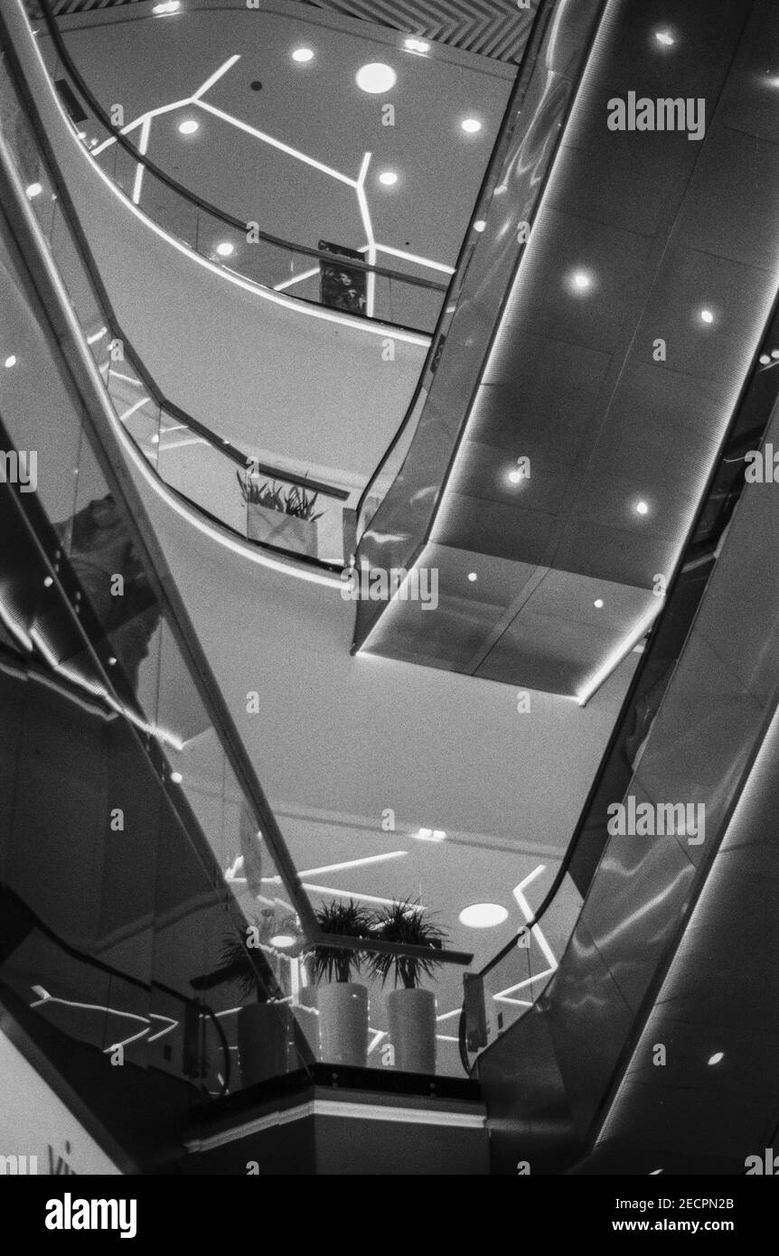 Une photo basse-angle en niveaux de gris d'un magasin vide moderne design intérieur central Banque D'Images