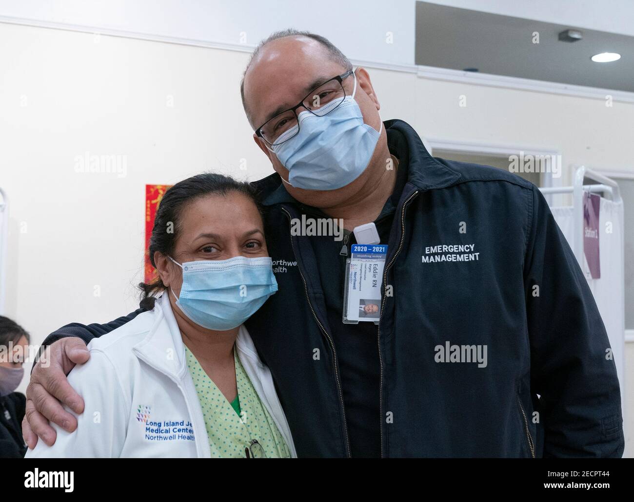 New York, États-Unis. 13 février 2021. Les infirmières Vidya Lutchmansingh et Eddie Reyes posent au centre communautaire de la place Confucius, dans le quartier chinois. Le site de pop-up a été géré par le personnel du système de santé NorthWell et activé sur commande par le gouverneur Andrew Cuomo (photo de Lev Radin/Pacific Press) crédit: Pacific Press Media production Corp./Alay Live News Banque D'Images