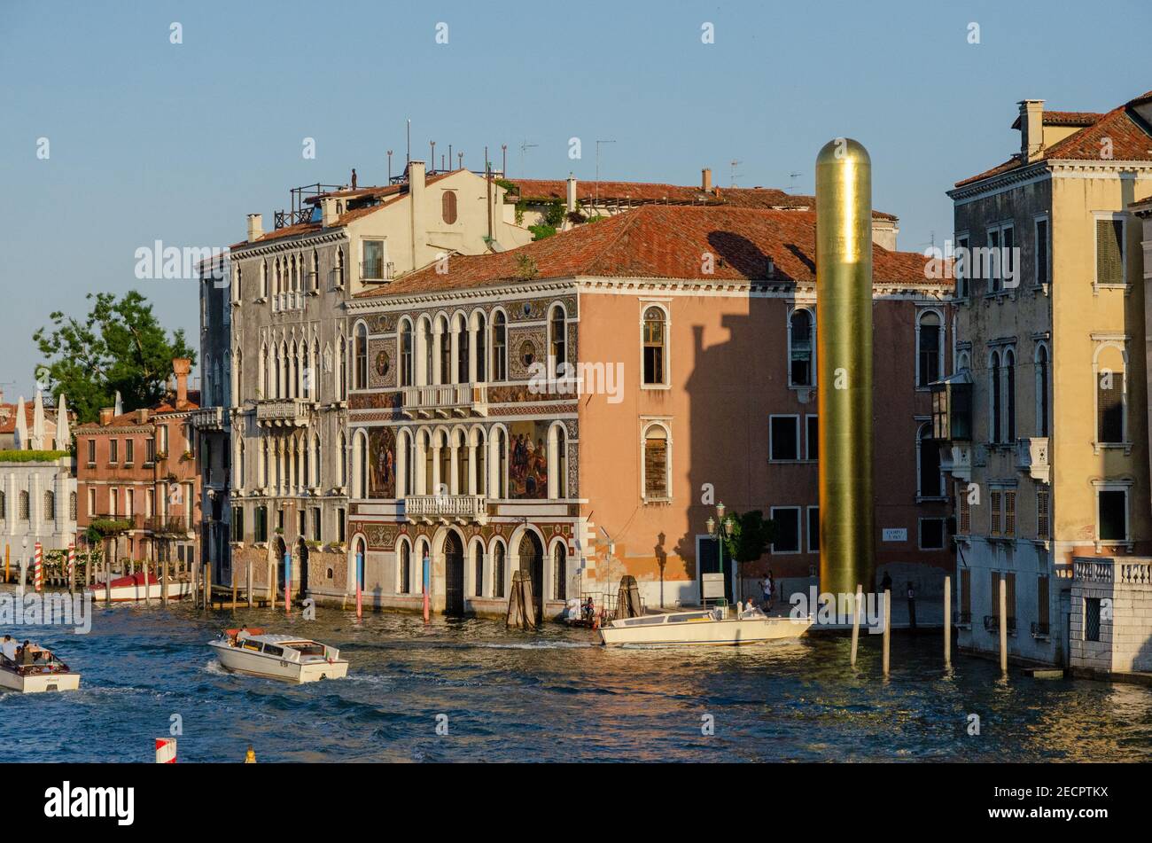 La Tour d'Or par le regretté artiste James Lee Byars érigée dans le Campo San Vio, en bordure du Grand Canal pour la 57e Biennale de Venise. Italie. Banque D'Images