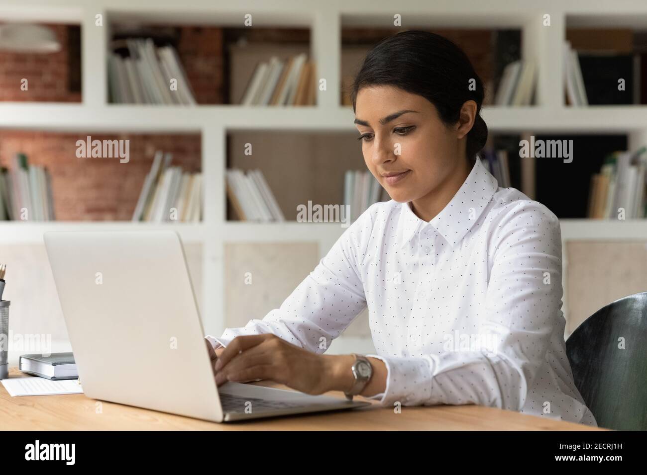 Une jeune femme indienne travaille sur un ordinateur portable Banque D'Images