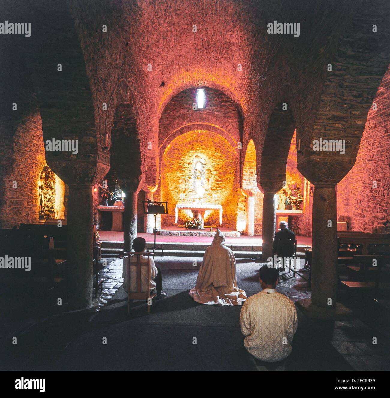 Interior de la iglesia de la Abadía de Sant Martí del Canigó, fundada en el siglo XI en la localidad de Casteil, Francia. Banque D'Images