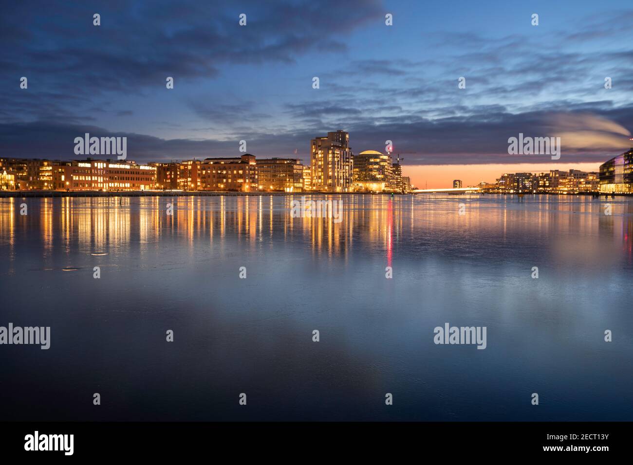 Copenhague réflexions de nuit avec canal gelé dans la région de Sydhavnen, Danemark Banque D'Images