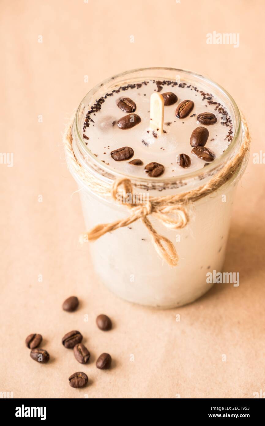 Concept DIY. Bougie parfumée à la main avec grains de café dans un pot en  verre Photo Stock - Alamy