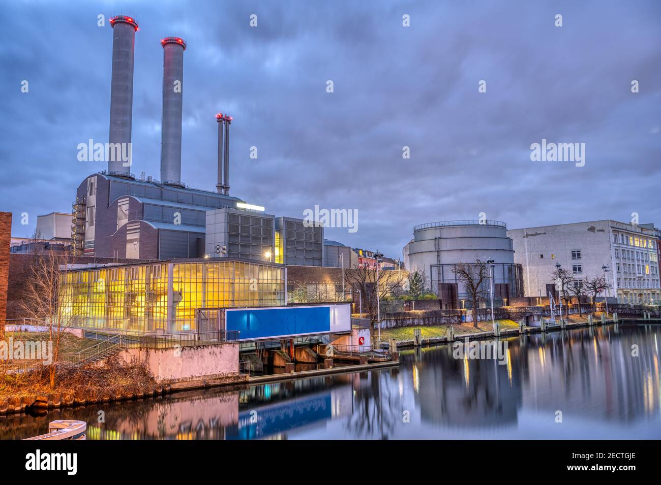 Usine de cogénération à la Spree à Berlin au crépuscule Banque D'Images