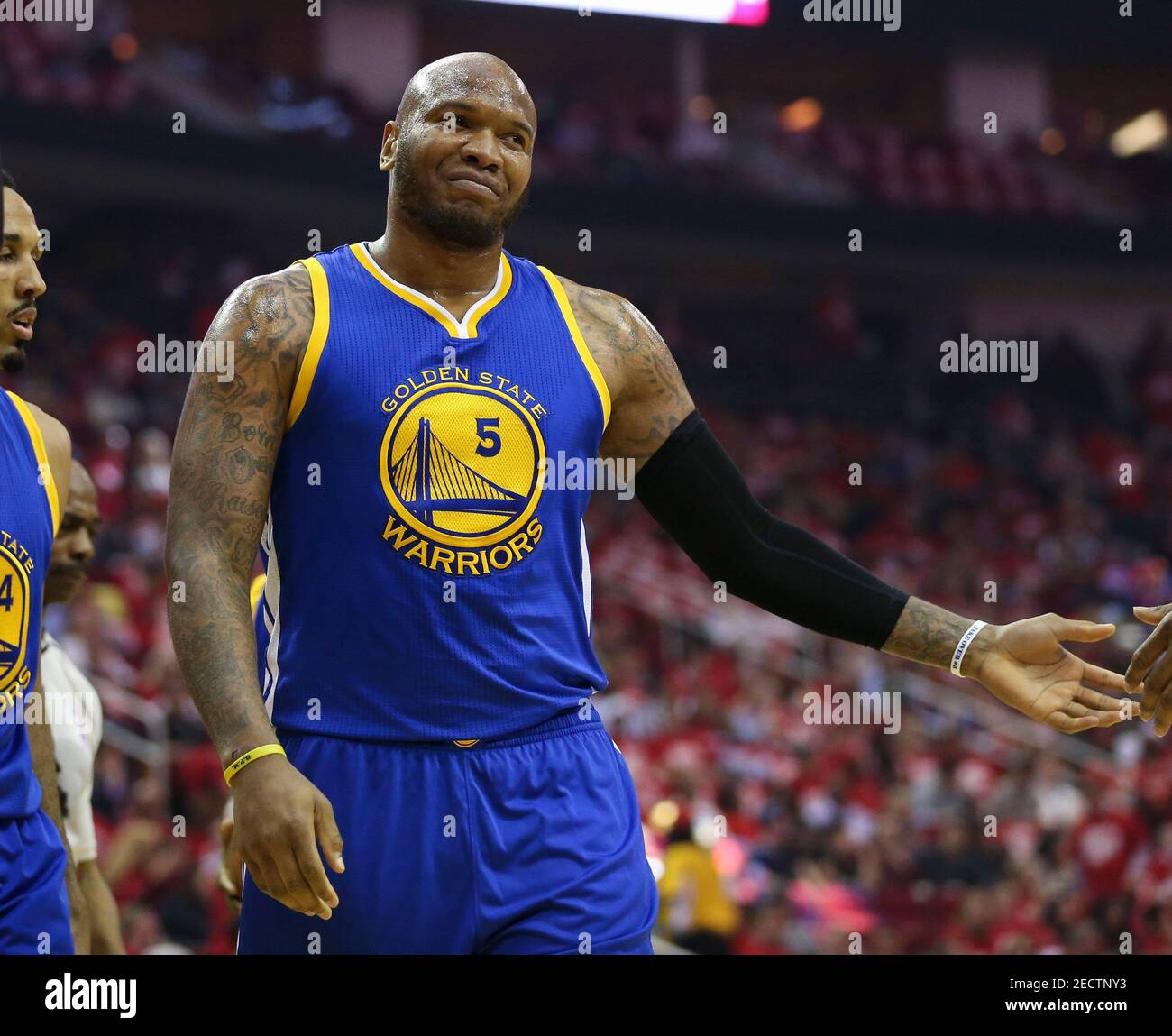 21 Avril 16 Houston Tx Etats Unis Golden State Warriors Center Marreese Speights 5 Et Draymond Green 23 Fetent Apres Un Match Du Quatrieme Trimestre Contre Les Houston Rockets Dans Le 21 Avril 16 Houston Tx Etats Unis Golden State Warriors Center Marreese Speights 5 Et Draymond Green 23 Fetent Apres Un Match Du Quatrieme Trimestre Contre Les Houston Rockets Dans Le