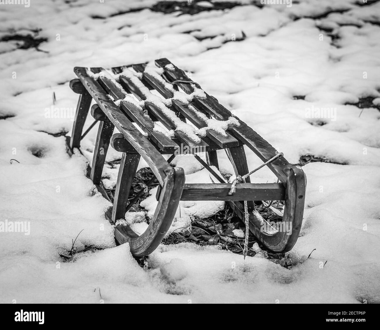 Traîneau En Bois D'enfants Dans La Neige D'hiver Photo stock - Image du  joie, froid: 78938382