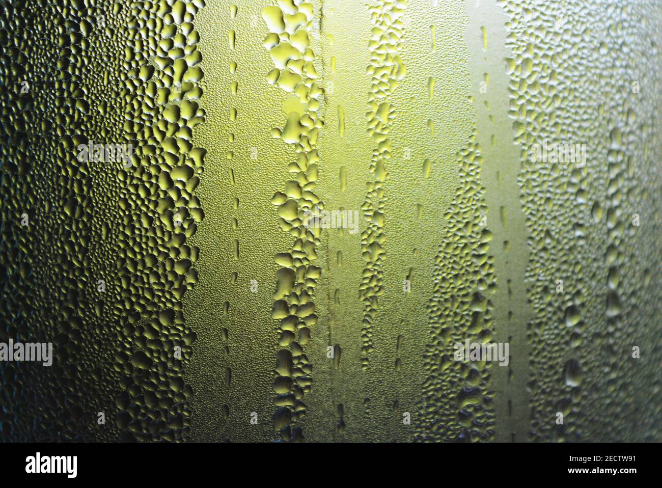 Verre transparent chauffé à la vapeur, condensation d'eau et petites gouttes d'eau chaude sur toute la surface avec éclairage intéressant Banque D'Images