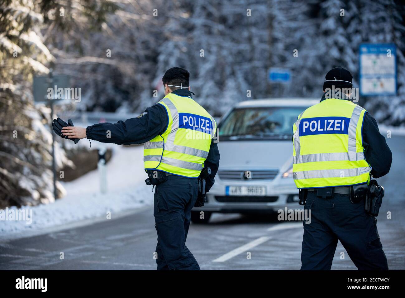 14 février 2021, Bavière, Märching: La police fédérale vérifie les entrants à la frontière bavaroise-tchèque près de Märching dans le district de Tirschenreuth. Le renforcement des règles d'entrée allemandes aux frontières avec la République tchèque et la province autrichienne du Tyrol pour se protéger contre les variantes dangereuses du coronavirus est entré en vigueur de nuit à dimanche photo: Matthias balk/dpa Banque D'Images