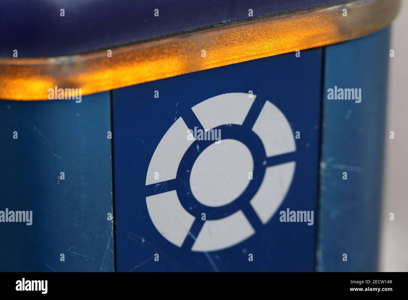 Gros plan sur un bouton de feu de circulation pour piétons. Panneau d'avertissement bleu avec lumière. Ces boutons sont utilisés pour empêcher la marche en marche et accroître la sécurité. Banque D'Images