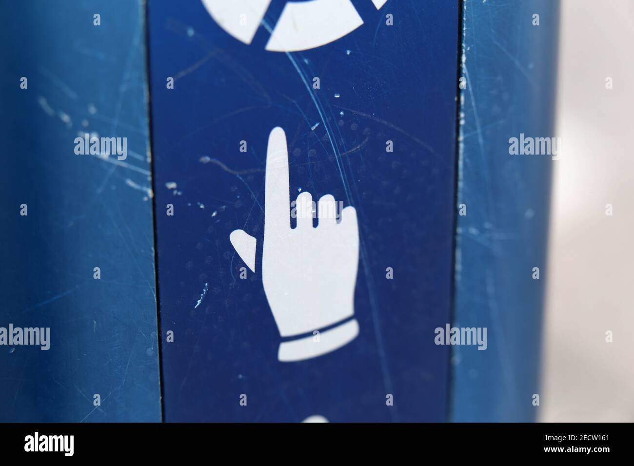 Gros plan sur un bouton de feu de circulation pour piétons. Panneau d'avertissement bleu avec lumière. Ces boutons sont utilisés pour empêcher la marche en marche et accroître la sécurité. Banque D'Images