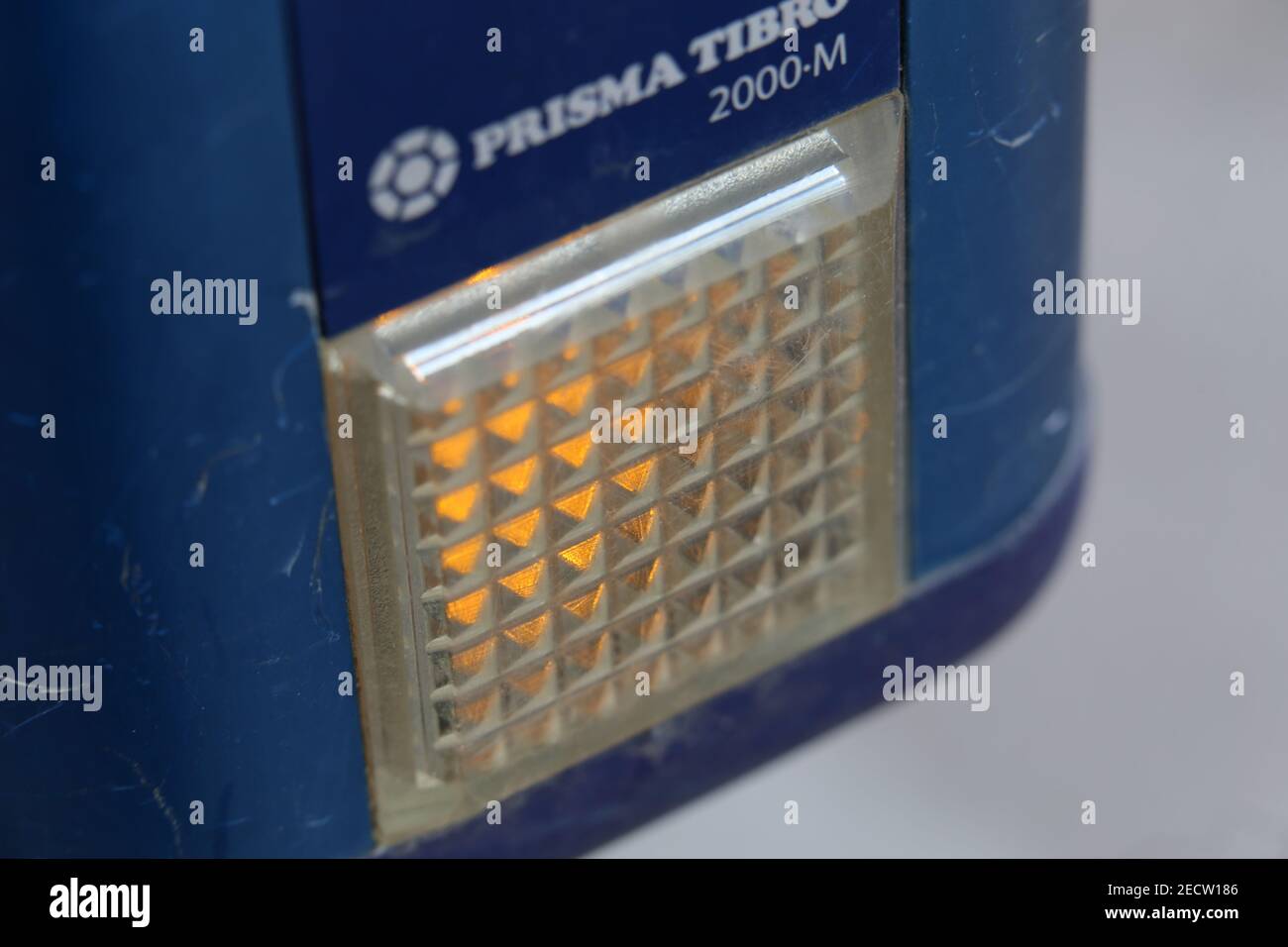 Gros plan sur un bouton de feu de circulation pour piétons. Panneau d'avertissement bleu avec lumière. Ces boutons sont utilisés pour empêcher la marche en marche et accroître la sécurité. Banque D'Images