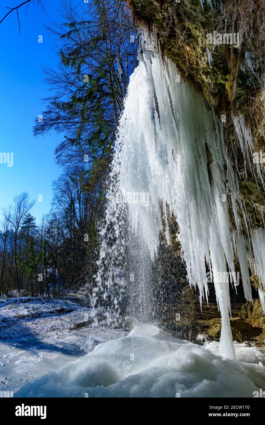 chute d'eau gelée à la rivière fallerbach à proximité de la rivière enns en haute-autriche Banque D'Images