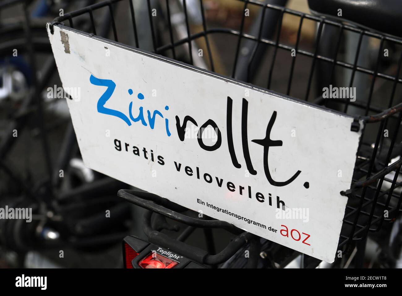 Züri Rollt bike plus d'informations en gros plan - location gratuite de vélos à Zurich, Suisse, mars 2020. Les vélos sont abordables et le transport écologique! Banque D'Images