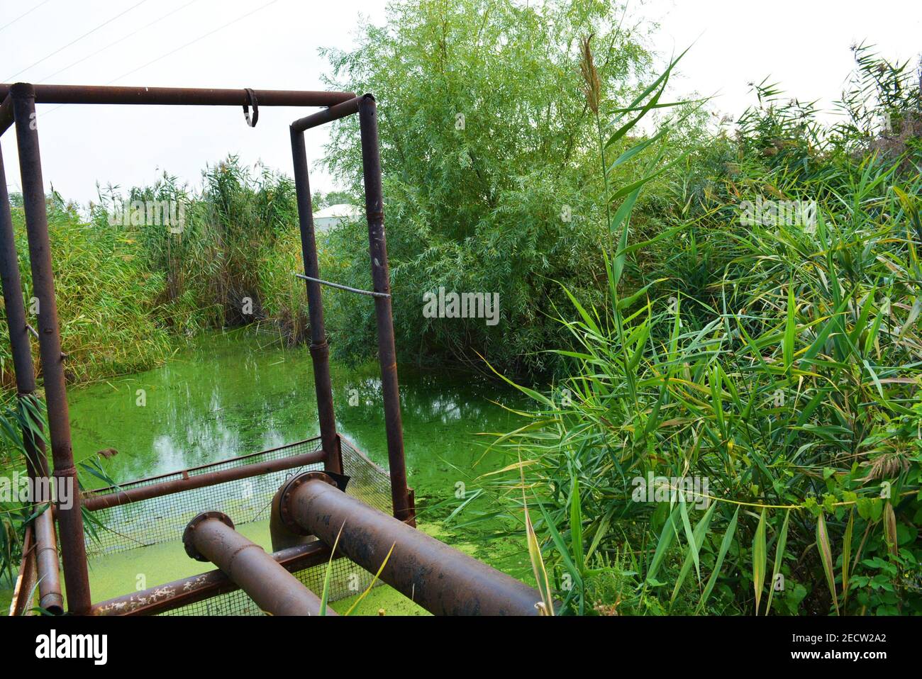 Structure de remorquage en métal avec un long pipeline et accès à la rive de la rivière Samara, écologie et sécurité. Banque D'Images