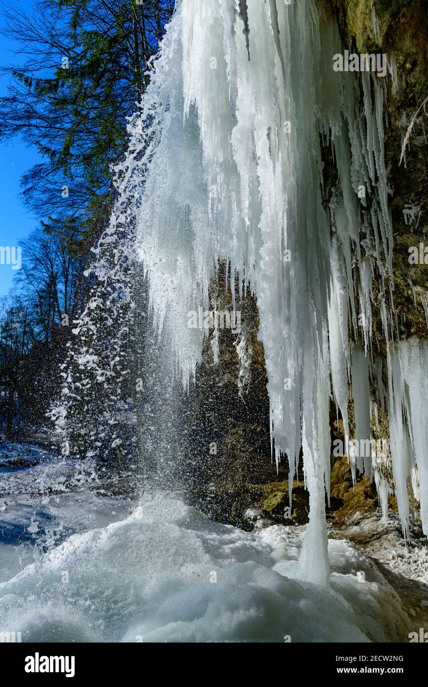 chute d'eau gelée à la rivière fallerbach à proximité de la rivière enns en haute-autriche Banque D'Images
