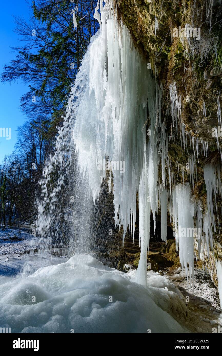 chute d'eau gelée à la rivière fallerbach à proximité de la rivière enns en haute-autriche Banque D'Images
