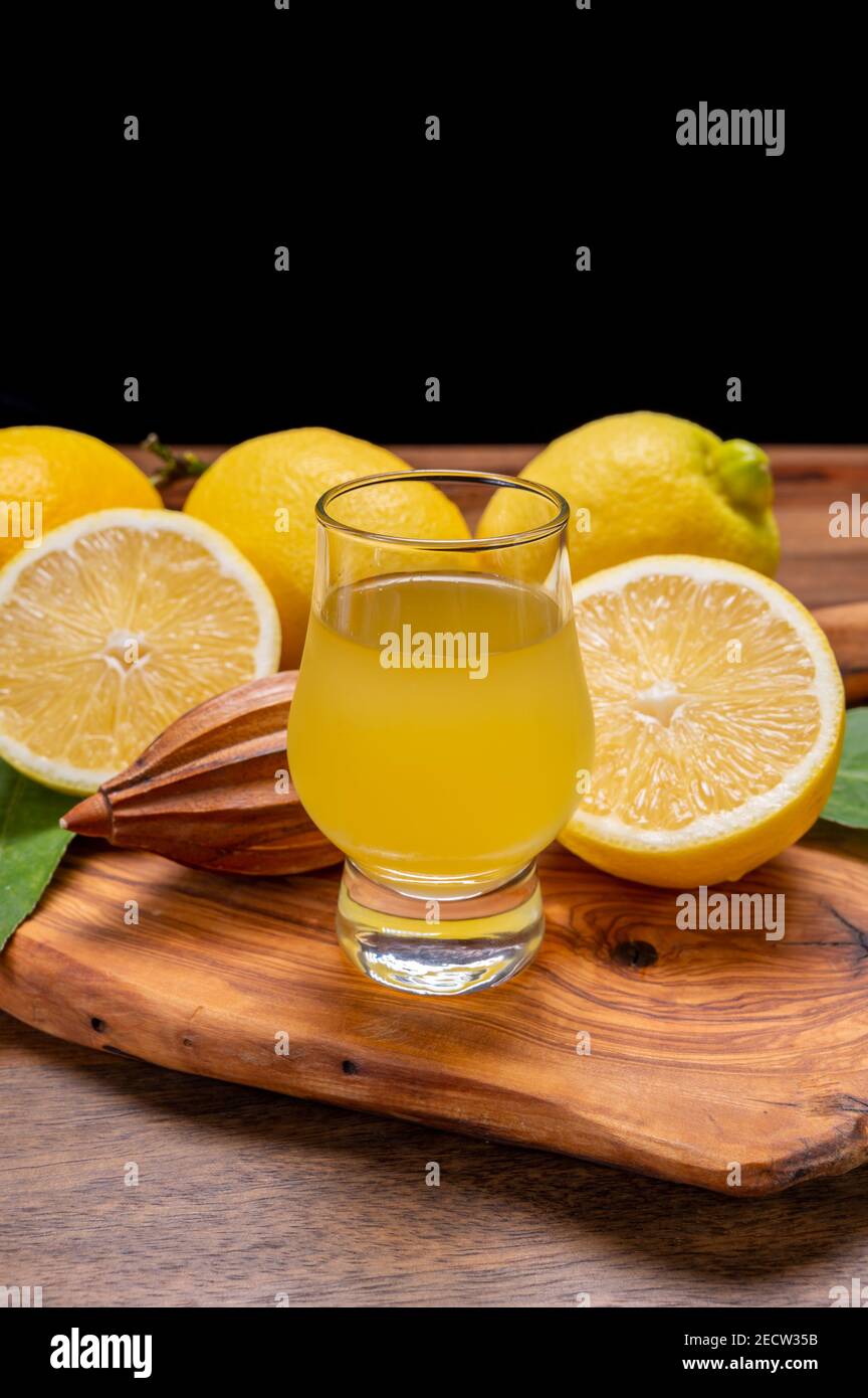 Verre de liqueur de limoncello douce et froide fait à partir de la nouvelle récolte de citrons italiens jaunes mûrs frais, côte amalfitaine, Italie Banque D'Images