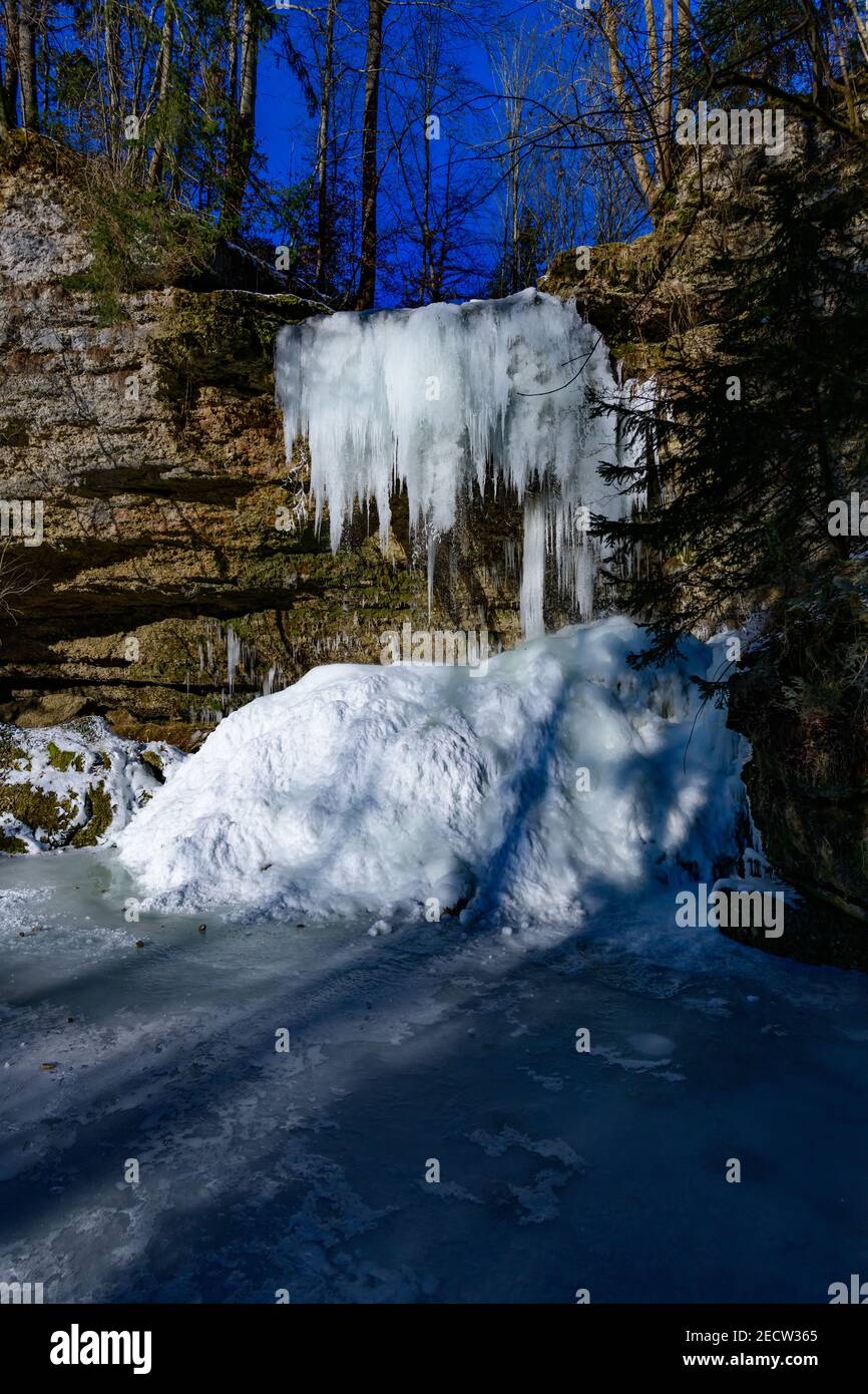 chute d'eau gelée à la rivière fallerbach à proximité de la rivière enns en haute-autriche Banque D'Images
