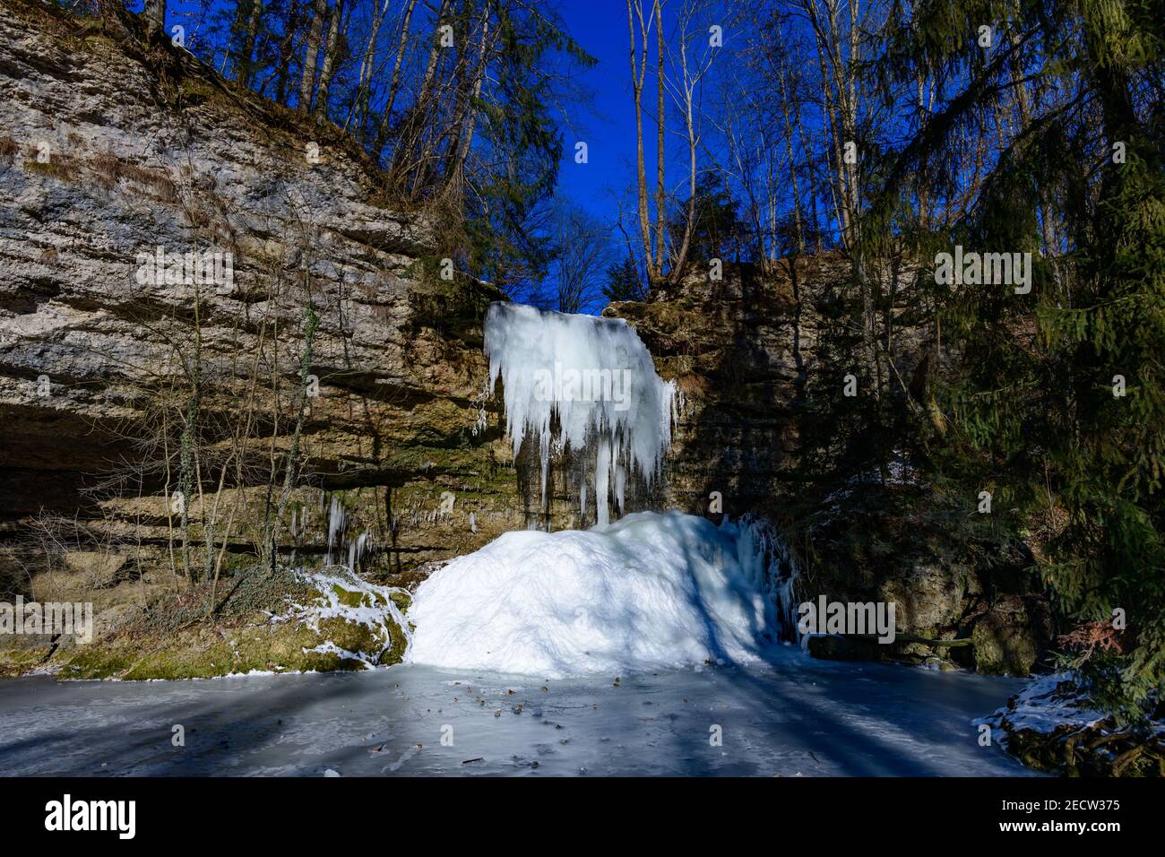chute d'eau gelée à la rivière fallerbach à proximité de la rivière enns en haute-autriche Banque D'Images