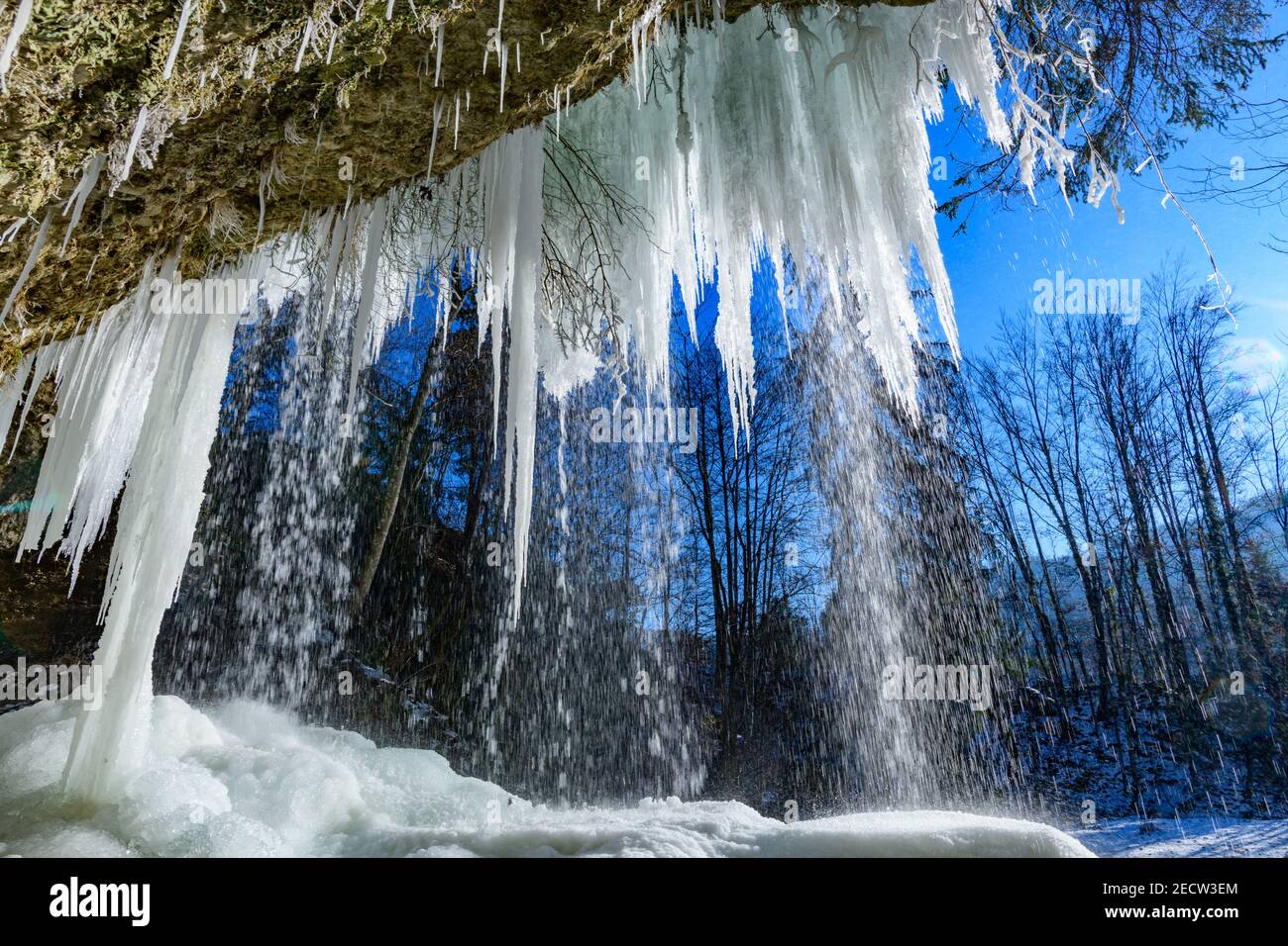 chute d'eau gelée à la rivière fallerbach à proximité de la rivière enns en haute-autriche Banque D'Images