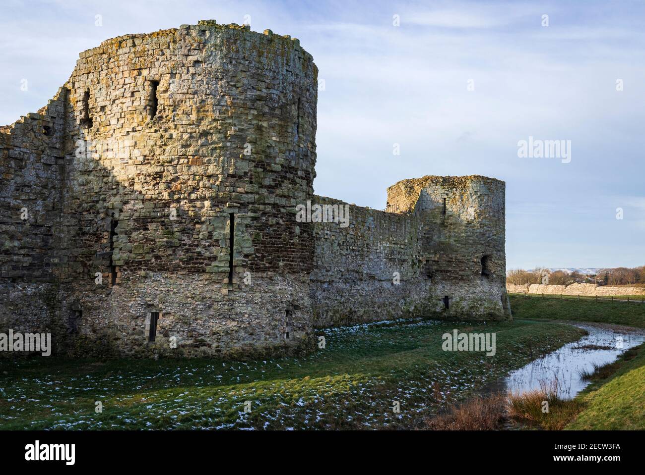 Vue sur les ruines du château de Pevensey dans East Sussex, au sud-est Angleterre Banque D'Images