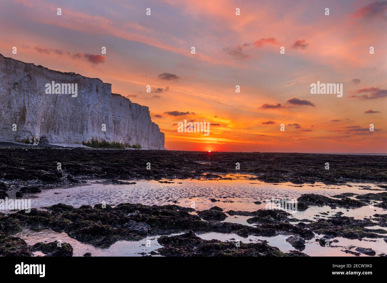 Lever du soleil de février le long de la côte à marée basse et sous La falaise de craie face à Birling Gap East Sussex sud angleterre de l'est Banque D'Images