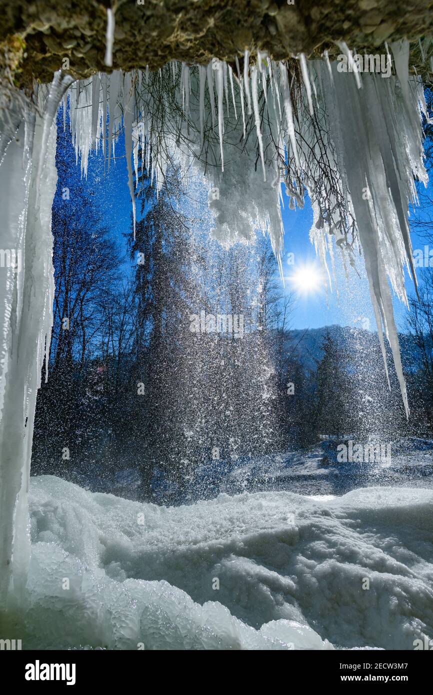 chute d'eau gelée à la rivière fallerbach à proximité de la rivière enns en haute-autriche Banque D'Images