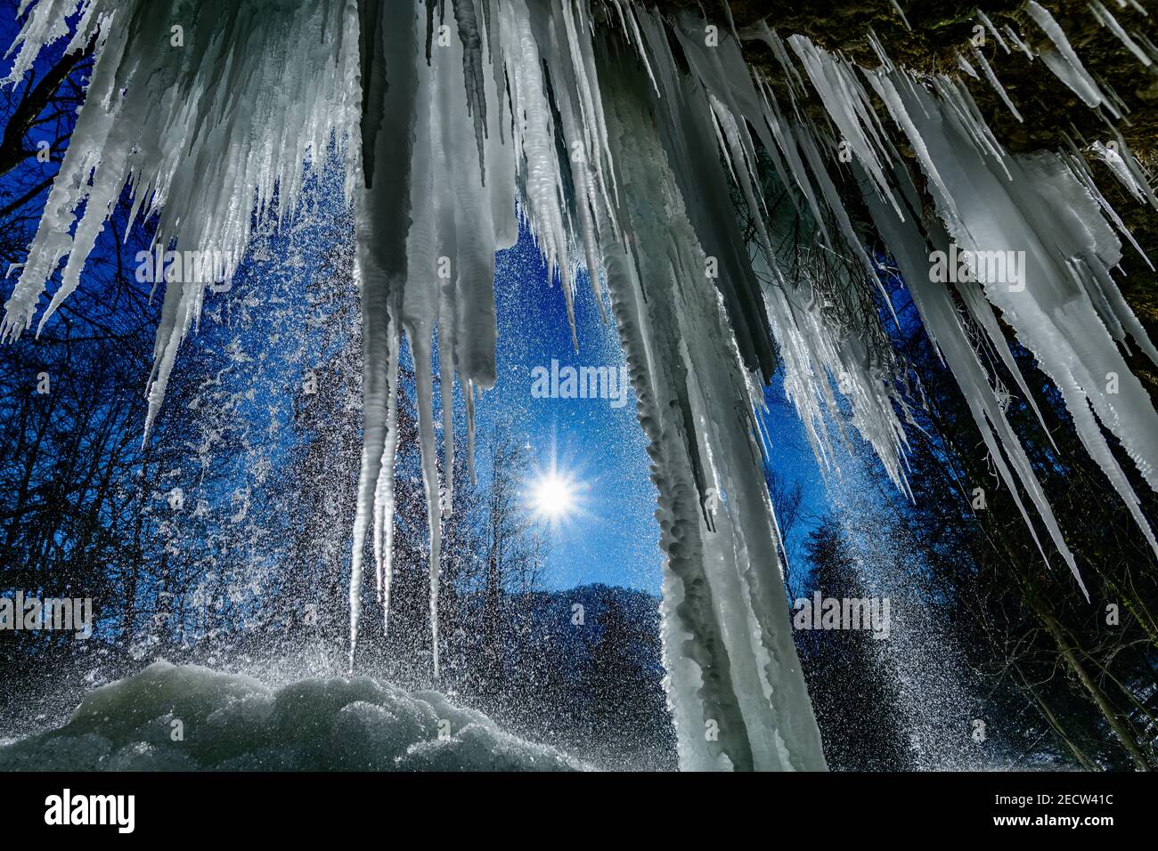 chute d'eau gelée à la rivière fallerbach à proximité de la rivière enns en haute-autriche Banque D'Images