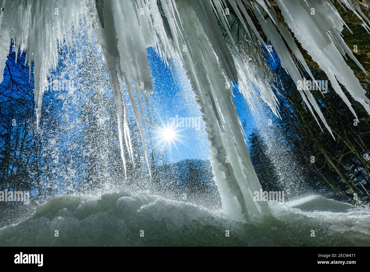 chute d'eau gelée à la rivière fallerbach à proximité de la rivière enns en haute-autriche Banque D'Images