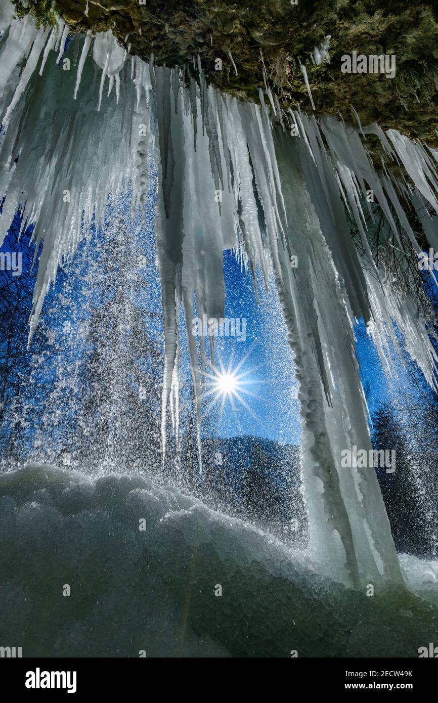 chute d'eau gelée à la rivière fallerbach à proximité de la rivière enns en haute-autriche Banque D'Images