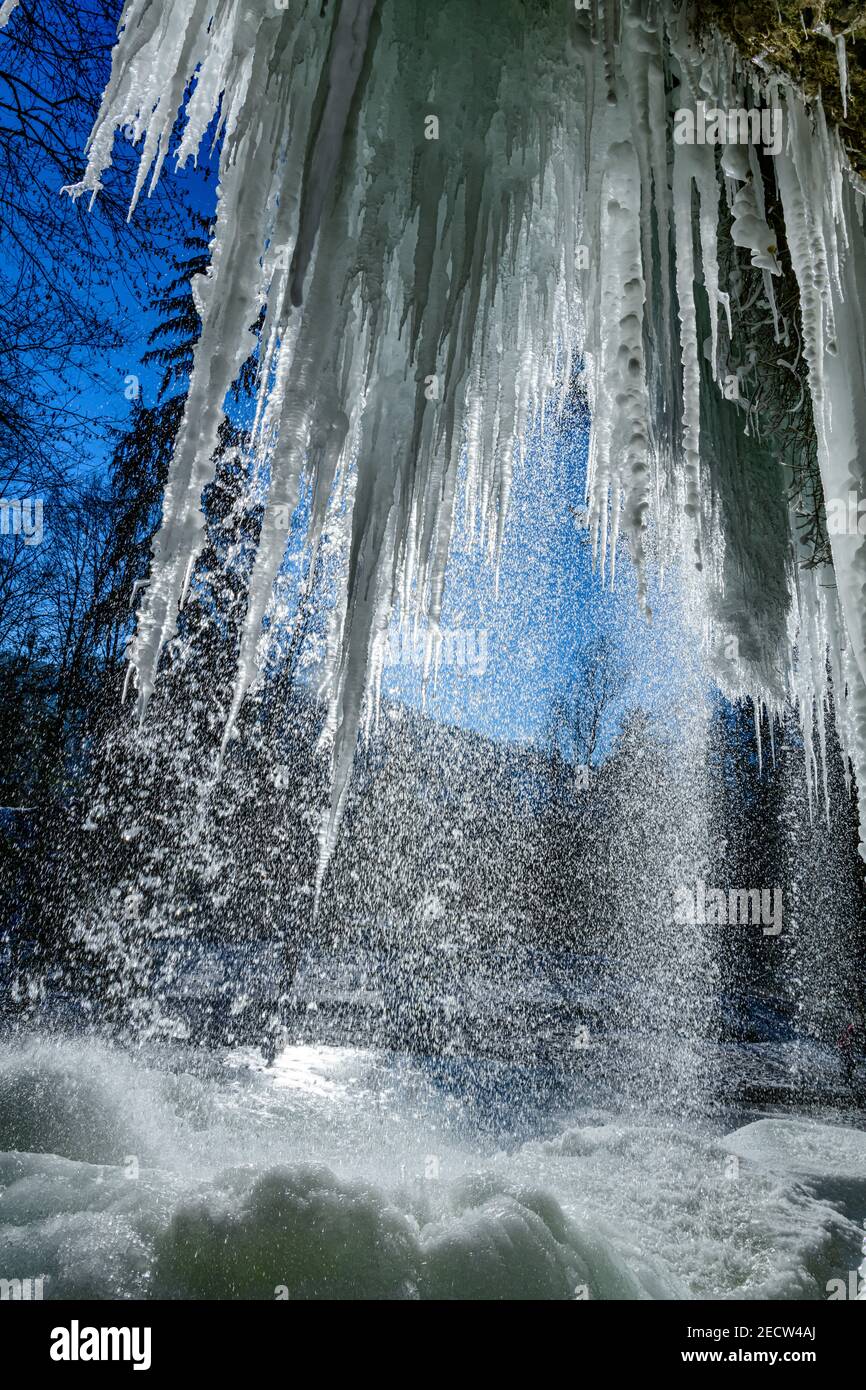 chute d'eau gelée à la rivière fallerbach à proximité de la rivière enns en haute-autriche Banque D'Images