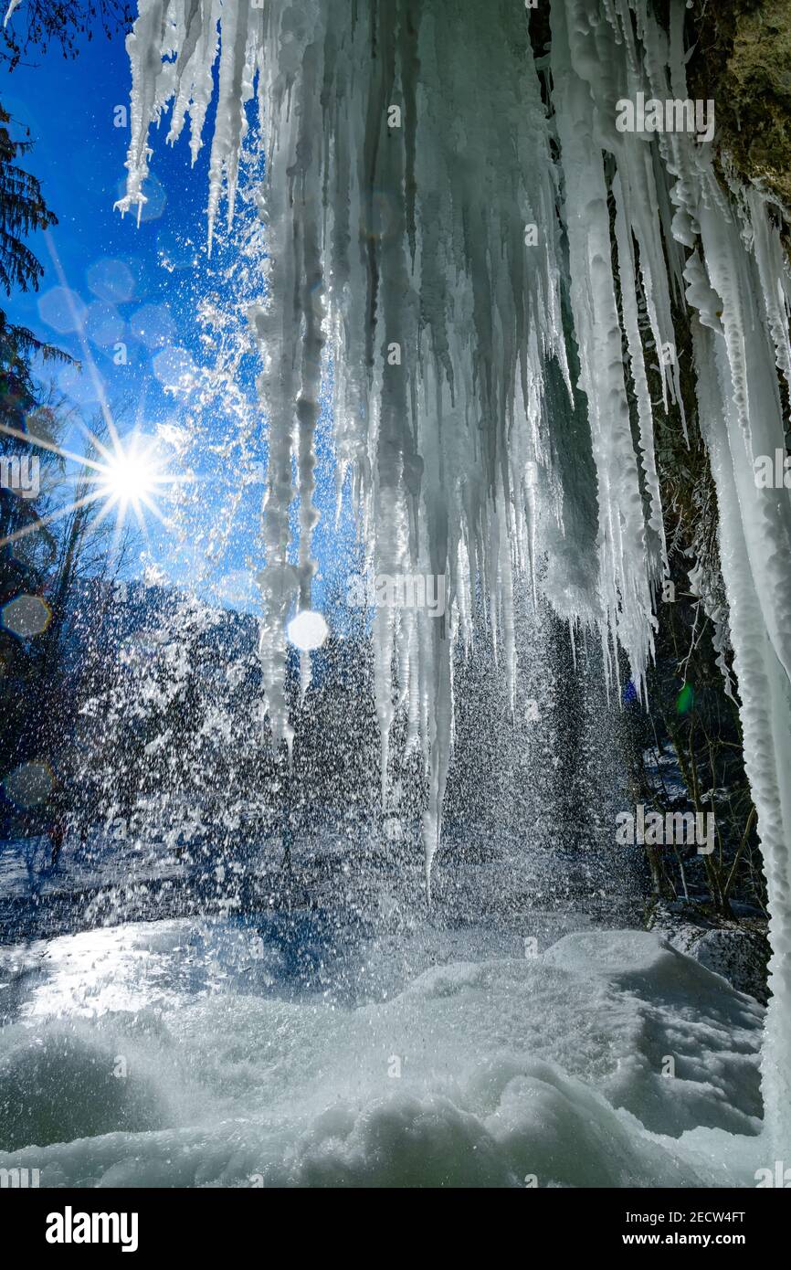 chute d'eau gelée à la rivière fallerbach à proximité de la rivière enns en haute-autriche Banque D'Images