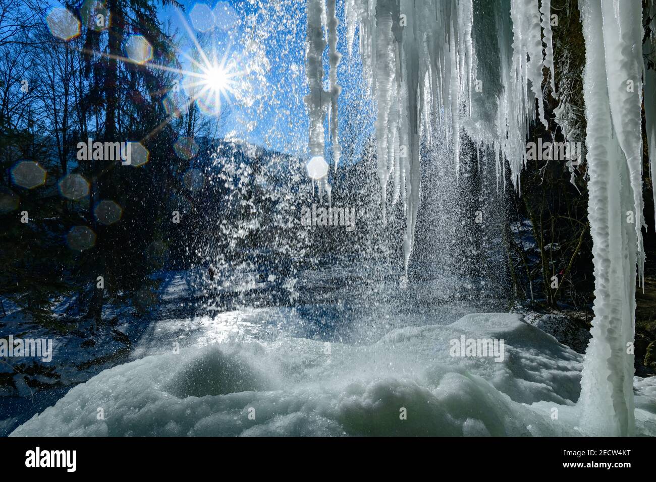 chute d'eau gelée à la rivière fallerbach à proximité de la rivière enns en haute-autriche Banque D'Images