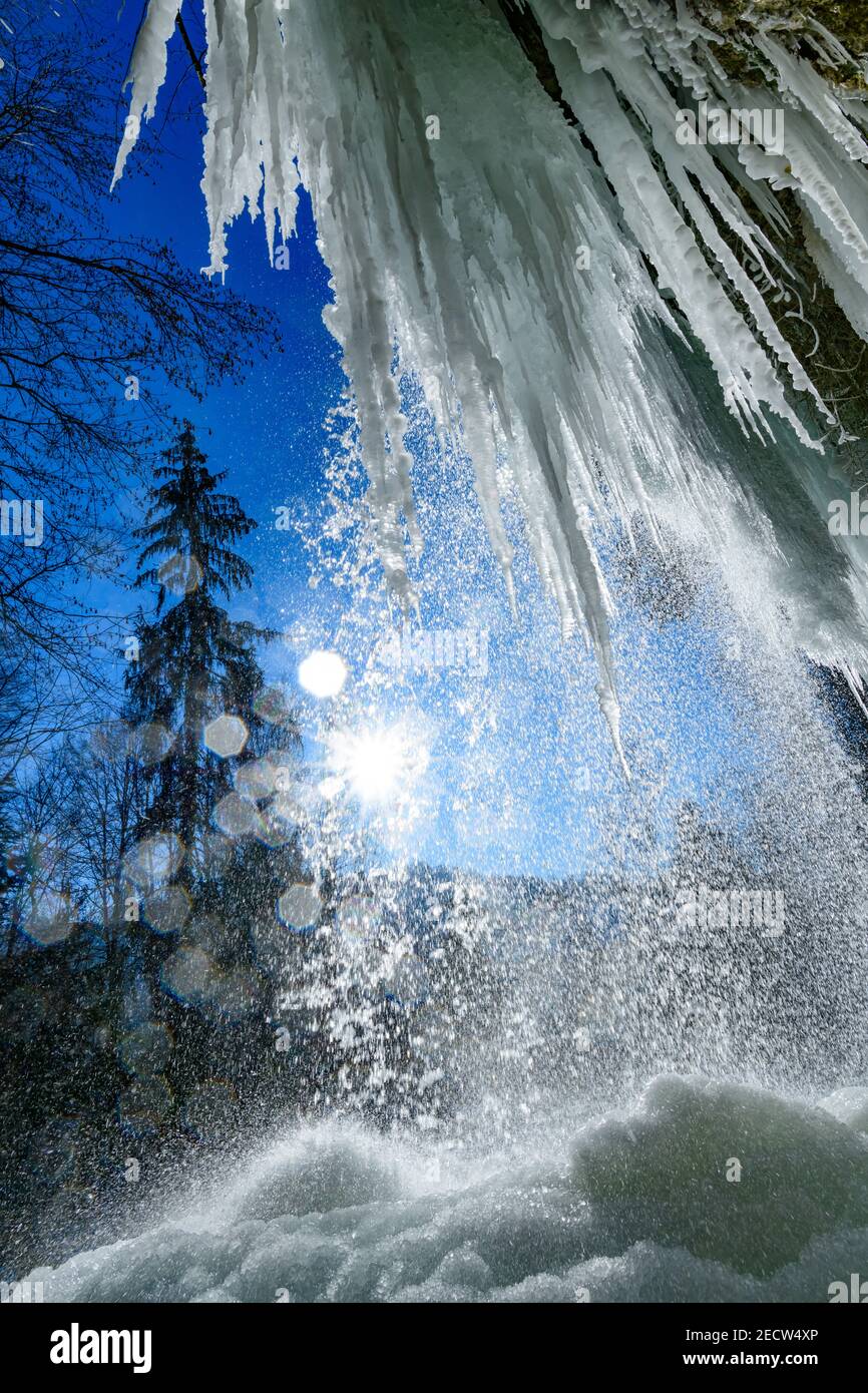 chute d'eau gelée à la rivière fallerbach à proximité de la rivière enns en haute-autriche Banque D'Images